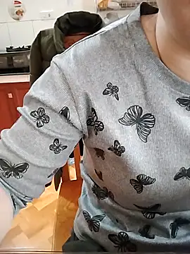 Snapshot of HanniZii chatting on 12.23.25 HanniZii online show from 12.23.25