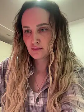 Snapshot of TomilaSi chatting on 11.25.25 TomilaSi online show from 11.25.25