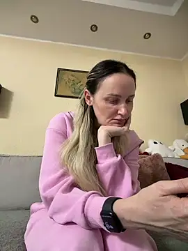 Snapshot of TomilaSi chatting on 11.27.25 TomilaSi online show from 11.27.25