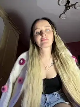 Snapshot of TomilaSi chatting on 12.03.25 TomilaSi online show from 12.03.25