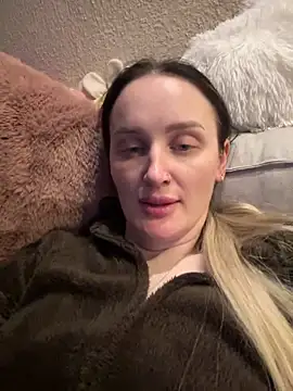 Snapshot of TomilaSi chatting on 12.17.25 TomilaSi online show from 12.17.25