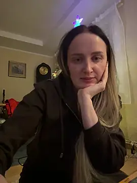 Snapshot of TomilaSi chatting on 12.19.25 TomilaSi online show from 12.19.25