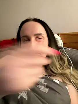 Snapshot of TomilaSi chatting on 01.11.26 TomilaSi online show from 01.11.26