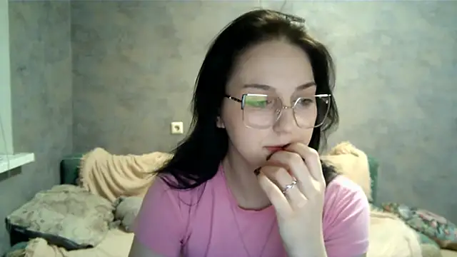 Snapshot of GlibRasher chatting on 12.03.25 GlibRasher online show from 12.03.25