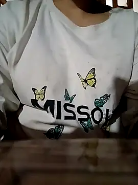 Snapshot of NariShow chatting on 12.16.25 NariShow online show from 12.16.25