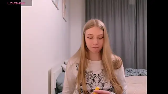 Snapshot of _Milana_Sparkl75_ chatting on 12.03.25 Milana Sparkl75 online show from 12.03.25