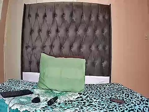 Snapshot of SavageHoney chatting on 12.22.25 SavageHoney online show from 12.22.25