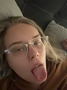 Snapshot of babyblue977 chatting on 12.23.25 babyblue977 online show from 12.23.25