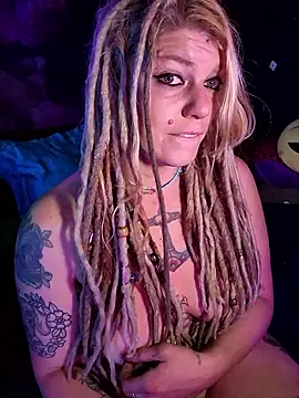 Snapshot of Horny_hippie chatting on 12.23.25 Horny hippie online show from 12.23.25