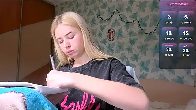 Snapshot of Barbie_Blondie chatting on 04.11.26 Barbie Blondie online show from 04.11.26