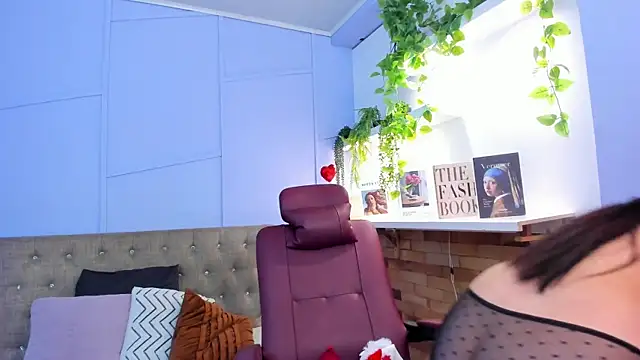 Snapshot of lourenfox chatting on 12.17.25 lourenfox online show from 12.17.25