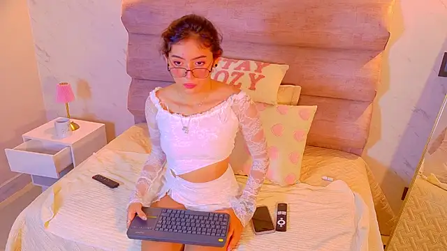 Snapshot of Mia_Cullen chatting on 12.17.25 Mia Cullen online show from 12.17.25