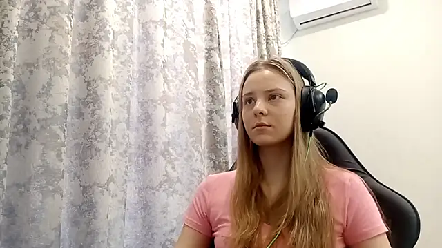 Snapshot of CrackShirker chatting on 12.18.25 CrackShirker online show from 12.18.25