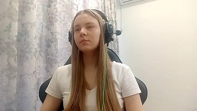 Snapshot of CrackShirker chatting on 12.21.25 CrackShirker online show from 12.21.25