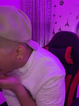 Snapshot of ian_david_Xxx chatting on 12.14.25 ian david Xxx online show from 12.14.25