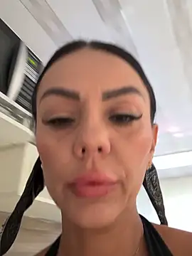 Snapshot of SofhiaTaylor chatting on 12.14.25 SofhiaTaylor online show from 12.14.25