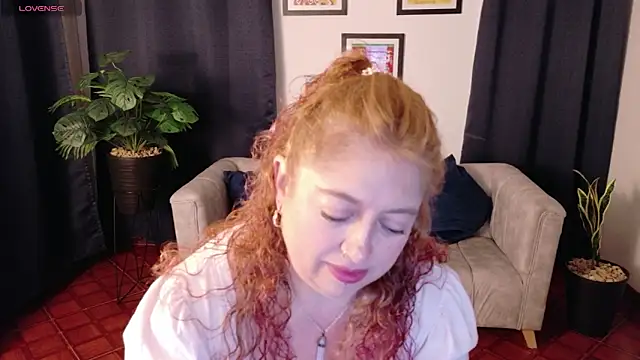 Snapshot of MilfArlet chatting on 01.14.26 MilfArlet online show from 01.14.26