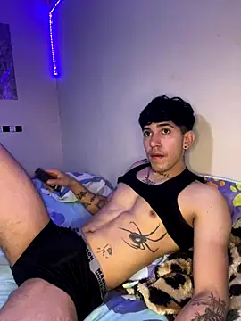 Snapshot of wil_hot chatting on 12.18.25 wil hot online show from 12.18.25