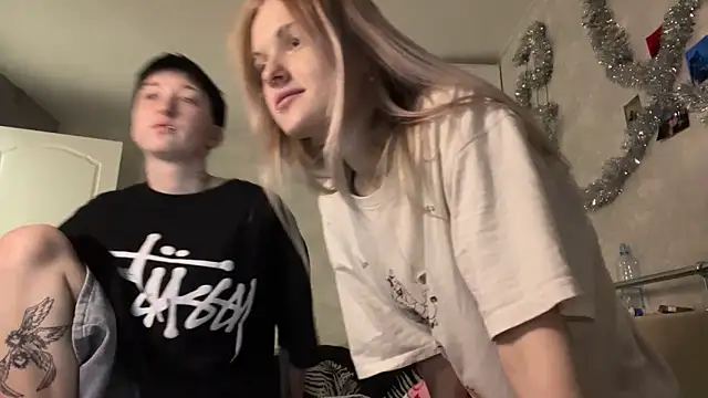 Snapshot of CelenFomes chatting on 12.19.25 CelenFomes online show from 12.19.25