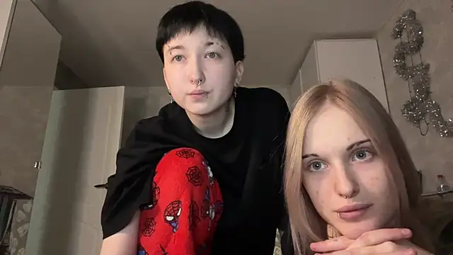 Snapshot of CelenFomes chatting on 12.22.25 CelenFomes online show from 12.22.25