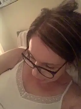 Snapshot of CherryCe chatting on 12.23.25 CherryCe online show from 12.23.25