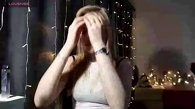 Snapshot of LunaPeony chatting on 12.19.25 LunaPeony online show from 12.19.25