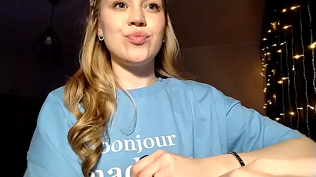 Snapshot of LunaPeony chatting on 03.21.26 LunaPeony online show from 03.21.26