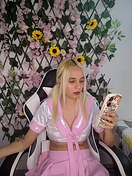 Snapshot of KasumiSophia chatting on 04.11.26 KasumiSophia online show from 04.11.26