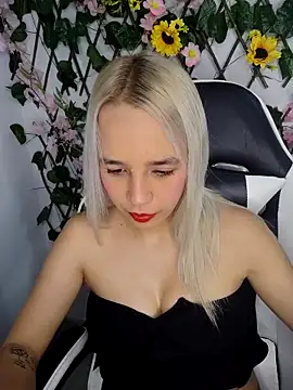 Snapshot of KasumiSophia chatting on 04.28.26 KasumiSophia online show from 04.28.26