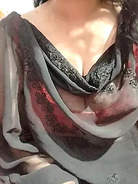 Snapshot of hottyrose69 chatting on 02.25.26 hottyrose69 online show from 02.25.26