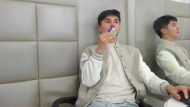 Snapshot of JuanGomm chatting on 12.15.25 JuanGomm online show from 12.15.25