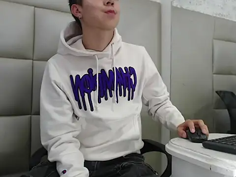 Snapshot of JuanGomm chatting on 12.20.25 JuanGomm online show from 12.20.25