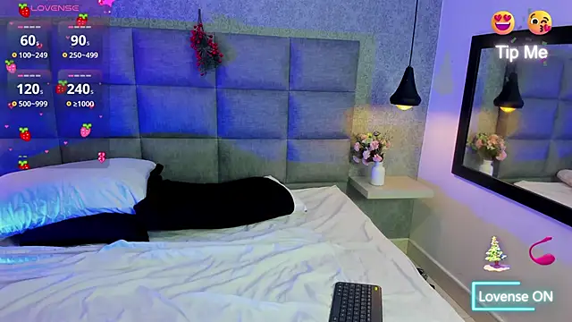 Snapshot of emilyy_r chatting on 12.17.25 emilyy r online show from 12.17.25