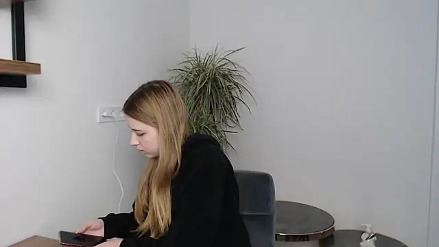 Snapshot of SweetBellaa_ chatting on 12.17.25 SweetBellaa online show from 12.17.25