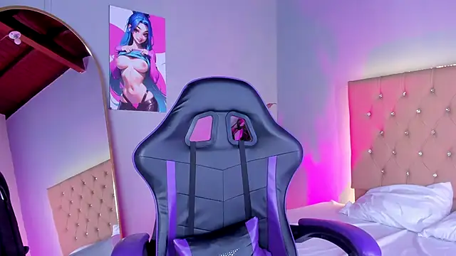 Snapshot of EmmaLawrence_ chatting on 12.14.25 EmmaLawrence online show from 12.14.25