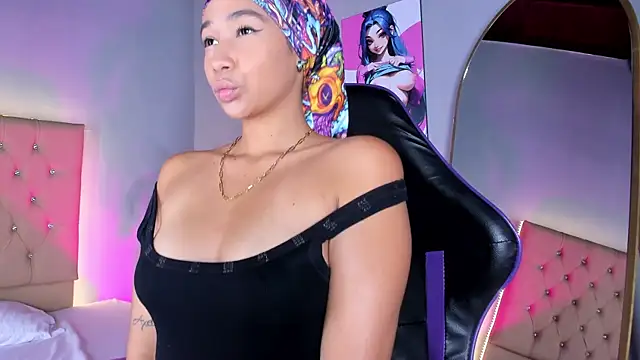 Snapshot of EmmaLawrence_ chatting on 12.15.25 EmmaLawrence online show from 12.15.25