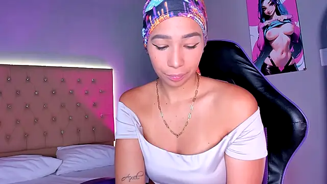 Snapshot of EmmaLawrence_ chatting on 12.16.25 EmmaLawrence online show from 12.16.25