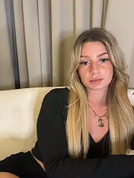 Snapshot of lilavv chatting on 12.15.25 lilavv online show from 12.15.25