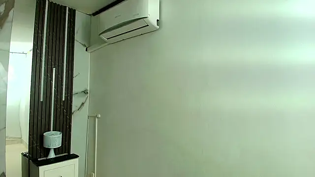 Snapshot of AprillRoss chatting on 12.22.25 AprillRoss online show from 12.22.25