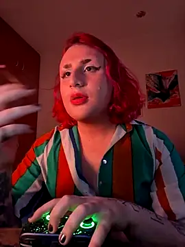 Snapshot of alien_ate_red chatting on 12.18.25 alien ate red online show from 12.18.25