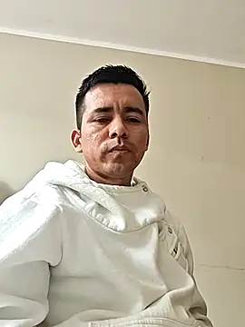 Snapshot of Robehts chatting on 12.04.25 Robehts online show from 12.04.25