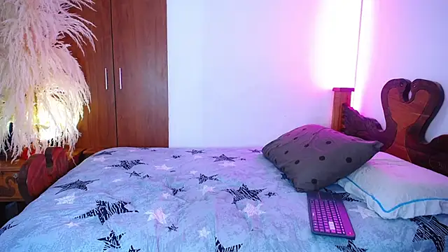 Snapshot of mishelolaya_ chatting on 12.14.25 mishelolaya online show from 12.14.25