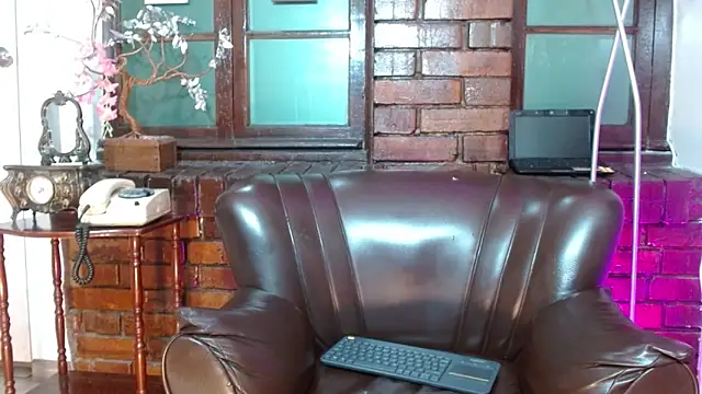 Snapshot of Sue_Sparkle chatting on 12.19.25 Sue Sparkle online show from 12.19.25