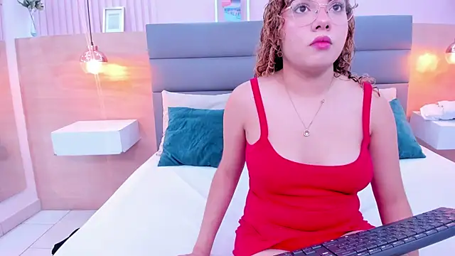 Snapshot of abril_dolly chatting on 12.18.25 abril dolly online show from 12.18.25