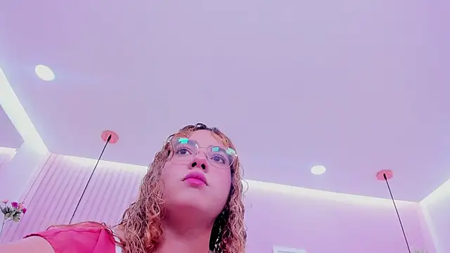 Snapshot of abril_dolly chatting on 12.19.25 abril dolly online show from 12.19.25