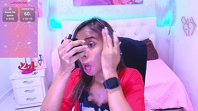 Snapshot of _Valentinaaa chatting on 12.20.25 Valentinaaa online show from 12.20.25