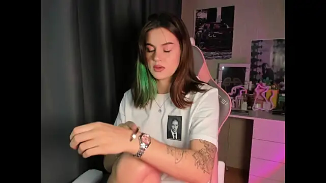 Snapshot of NikkieKitty chatting on 12.22.25 NikkieKitty online show from 12.22.25