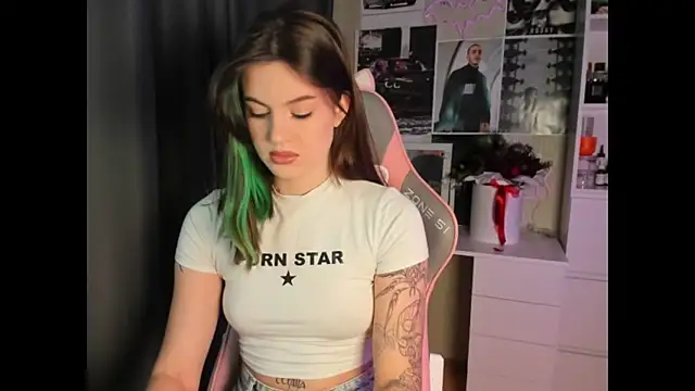 Snapshot of NikkieKitty chatting on 01.12.26 NikkieKitty online show from 01.12.26