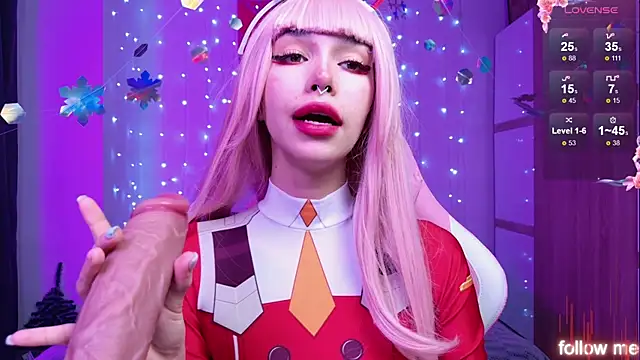 Snapshot of LeylaNoir_02 chatting on 12.18.25 LeylaNoir 02 online show from 12.18.25