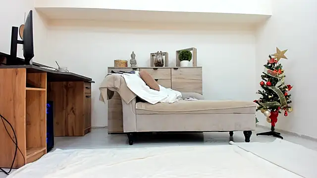 classy medea online show from 12.18.25